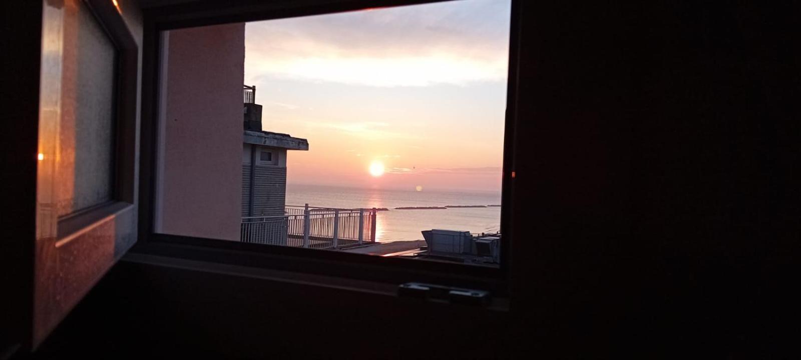 Hotel Vienna Pesaro Esterno foto