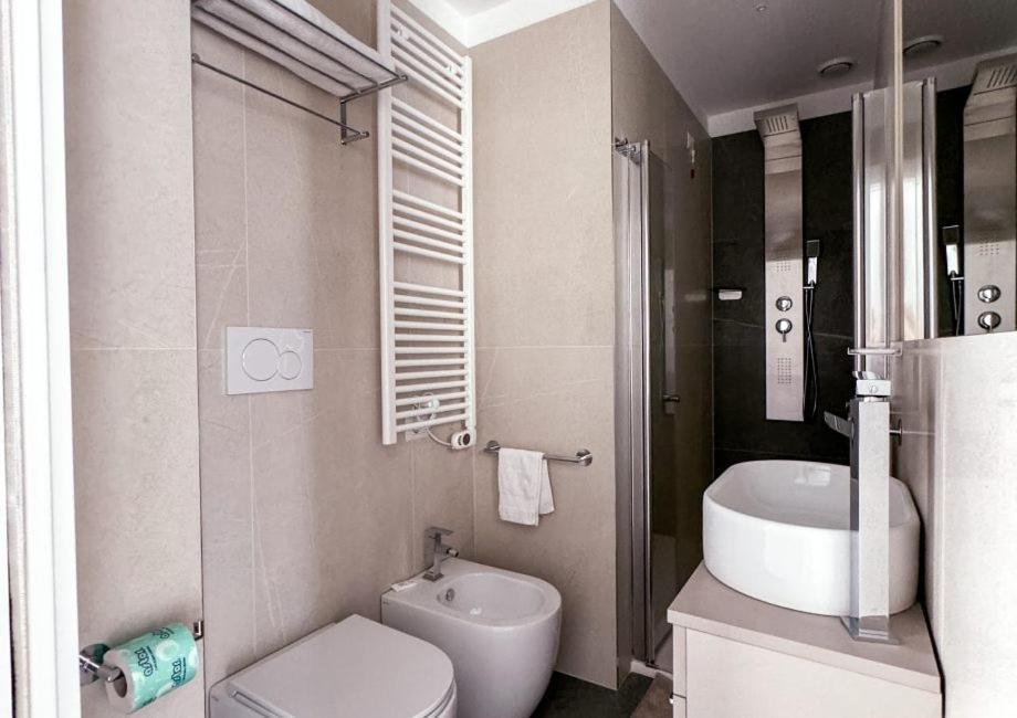 Hotel Vienna Pesaro Esterno foto