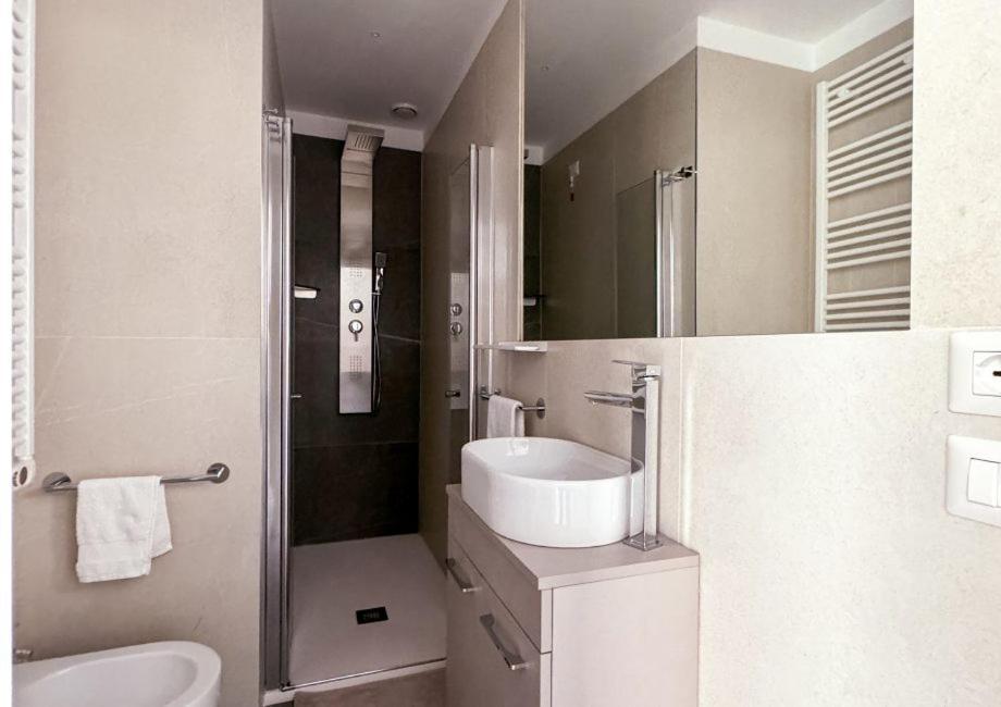 Hotel Vienna Pesaro Esterno foto